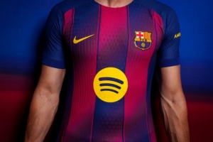 巴萨发布新赛季主场球衣：红蓝条纹经过全新演绎，融入新的渐变色