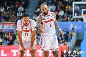 乐鱼体育官方平台-都有贡献！广东三外援吉伦沃特&amp;莫兰德&amp;贝兹利合砍54分25板