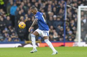 乐鱼体育官方平台-记者：沃特福德仍有意免签阿什利-扬，双方夏窗进行过谈判