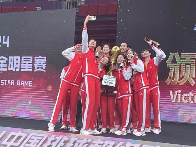 乐鱼体育官方平台-排超联赛全明星赛圆满落幕 李盈莹、王径一当选MVP